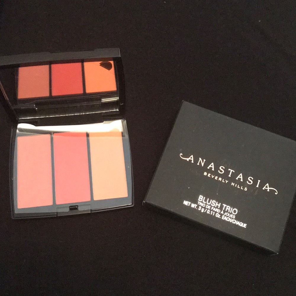 ‼️Authentic-NIB‼️ ABH BLUSH TRIO PEACHY LOVE 🍑❤️